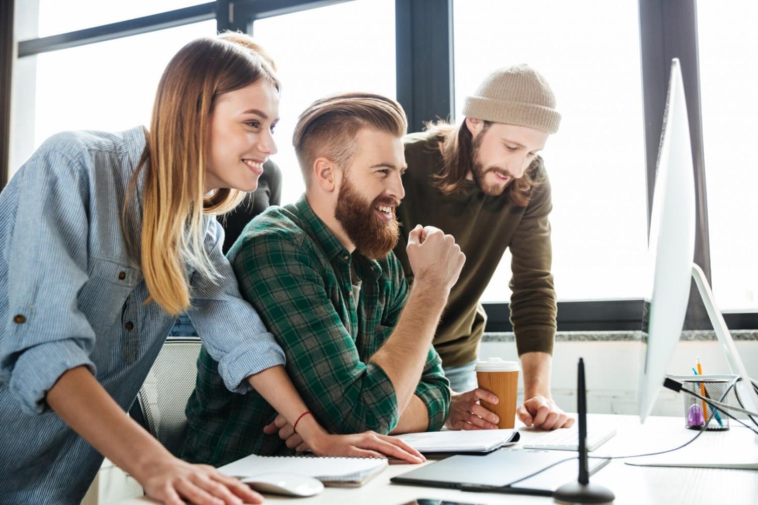 Equipo de profesionales analizando gráficos financieros en reunión de trabajo